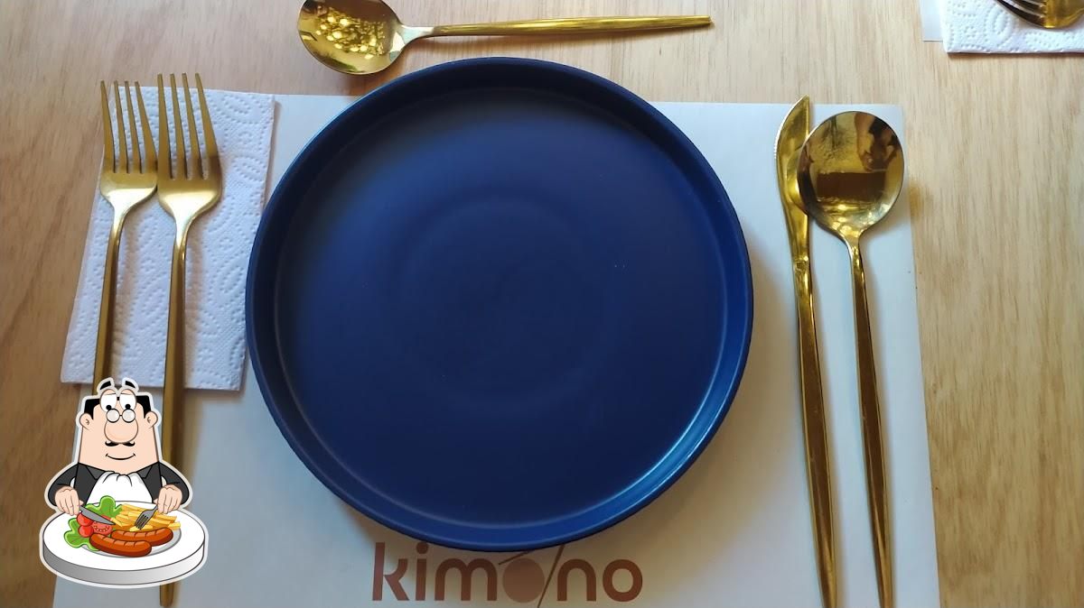 Mesa lista: plato azul Kimono, cubiertos dorados y palillos