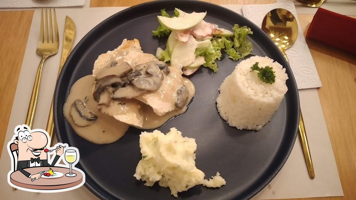 Pollo en salsa de champiñones con arroz y puré — plato fuerte Kimono