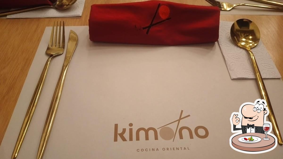 Mantel Kimono Cocina Oriental con servilleta roja y cubiertos dorados